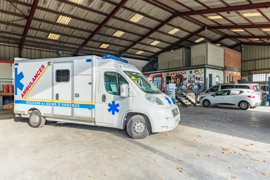 véhicules d'urgence garés dans un entrepôt
